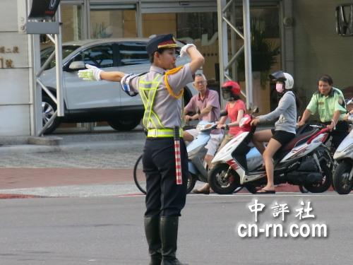 足蹬马靴帅气女警 新北市街头新亮点